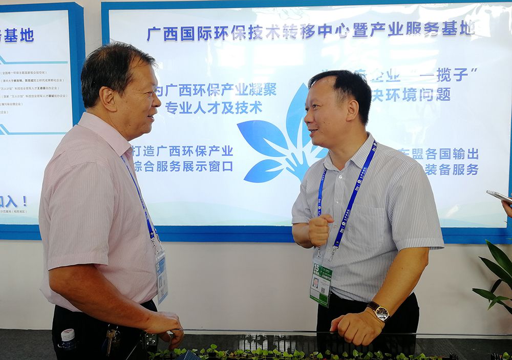 3.广西环保产业协会会长冯振年(左)与胡湛波懂事湛亲切交谈_compressed.jpg