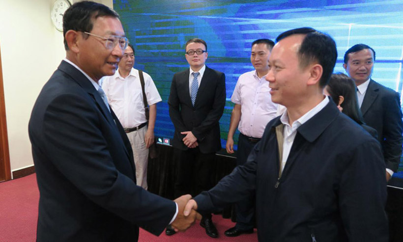 14-胡湛波董事长与柬埔寨副总理兼工业部部长H.E.jpg